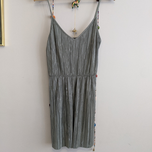 Light green dress - Picture 1 of 4